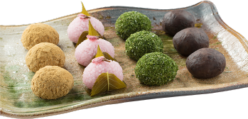 職人自慢の日本の四季折々の旬な和菓子をご用意しております